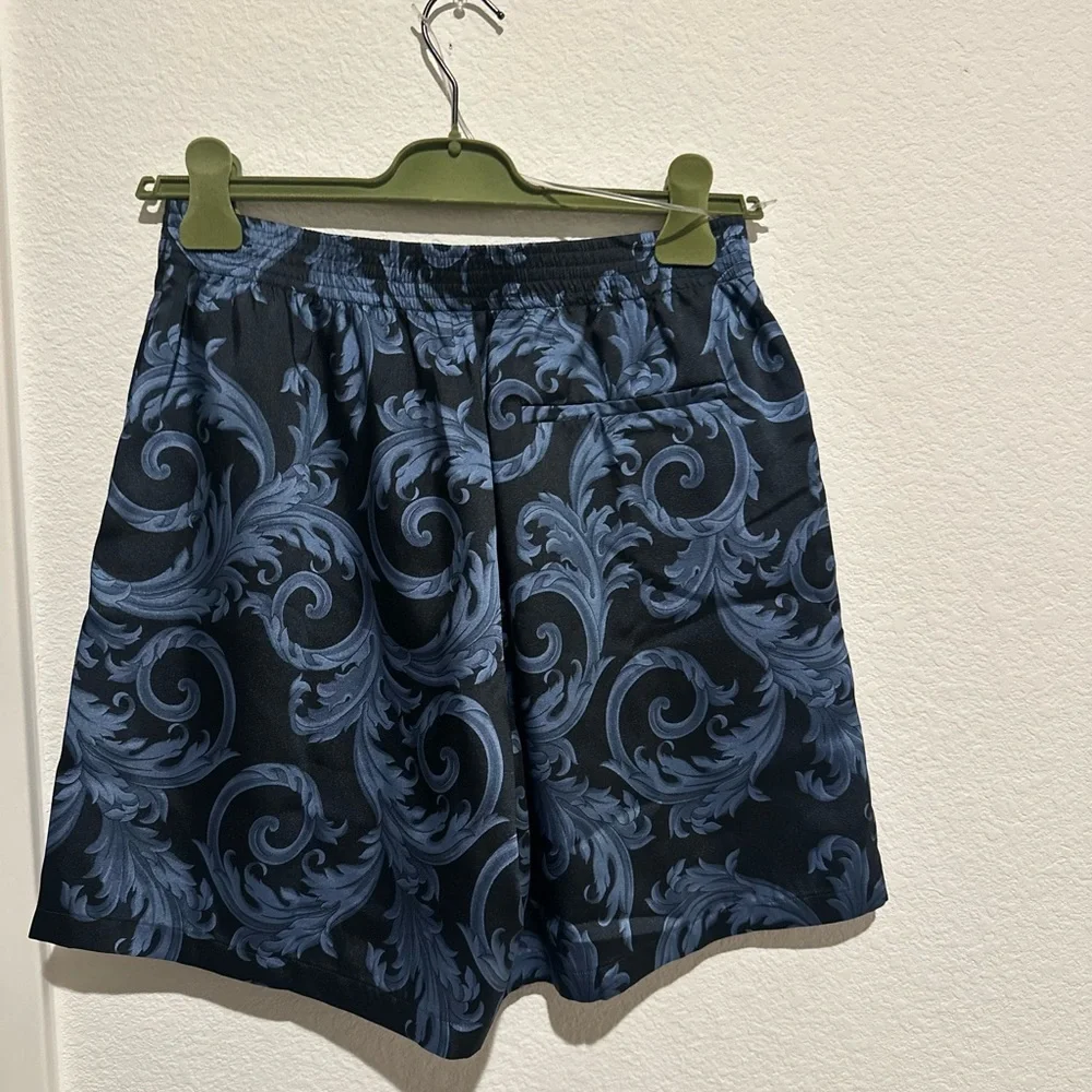 Authentic Men’s Versace Black and Blue Baroque Shorts - Picture 2 of 4